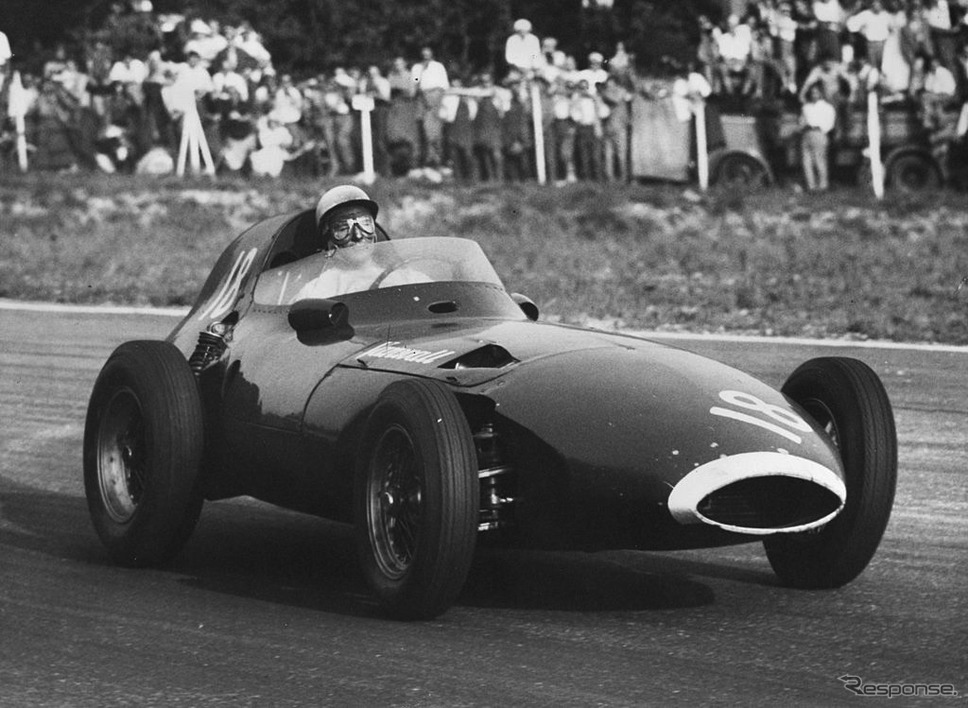 1957年イタリアGPをヴァンウォールで優勝したモス。《photo (c) Getty Images》