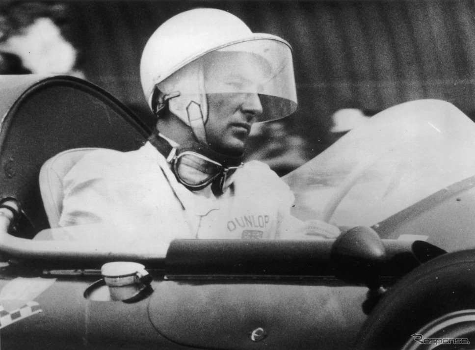 1959年ニュージーランドGPでクーパーに乗るモス。モスは優勝し、クーパーは表彰台を独占した。《photo (c) Getty Images》