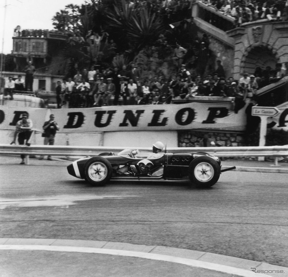 1961年モナコGP、ロータスの車体が壊れて体が素通しになりながらも優勝したモス。《photo (c) Getty Images》