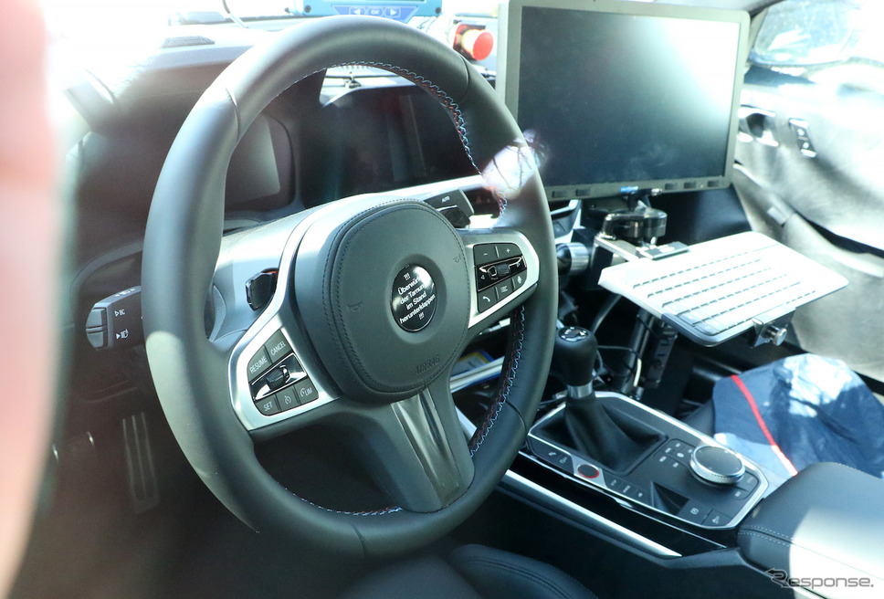 BMW M4 新型プロトタイプの内装。MTのシフトレバーが確認できる（スクープ写真）《APOLLO NEWS SERVICE》