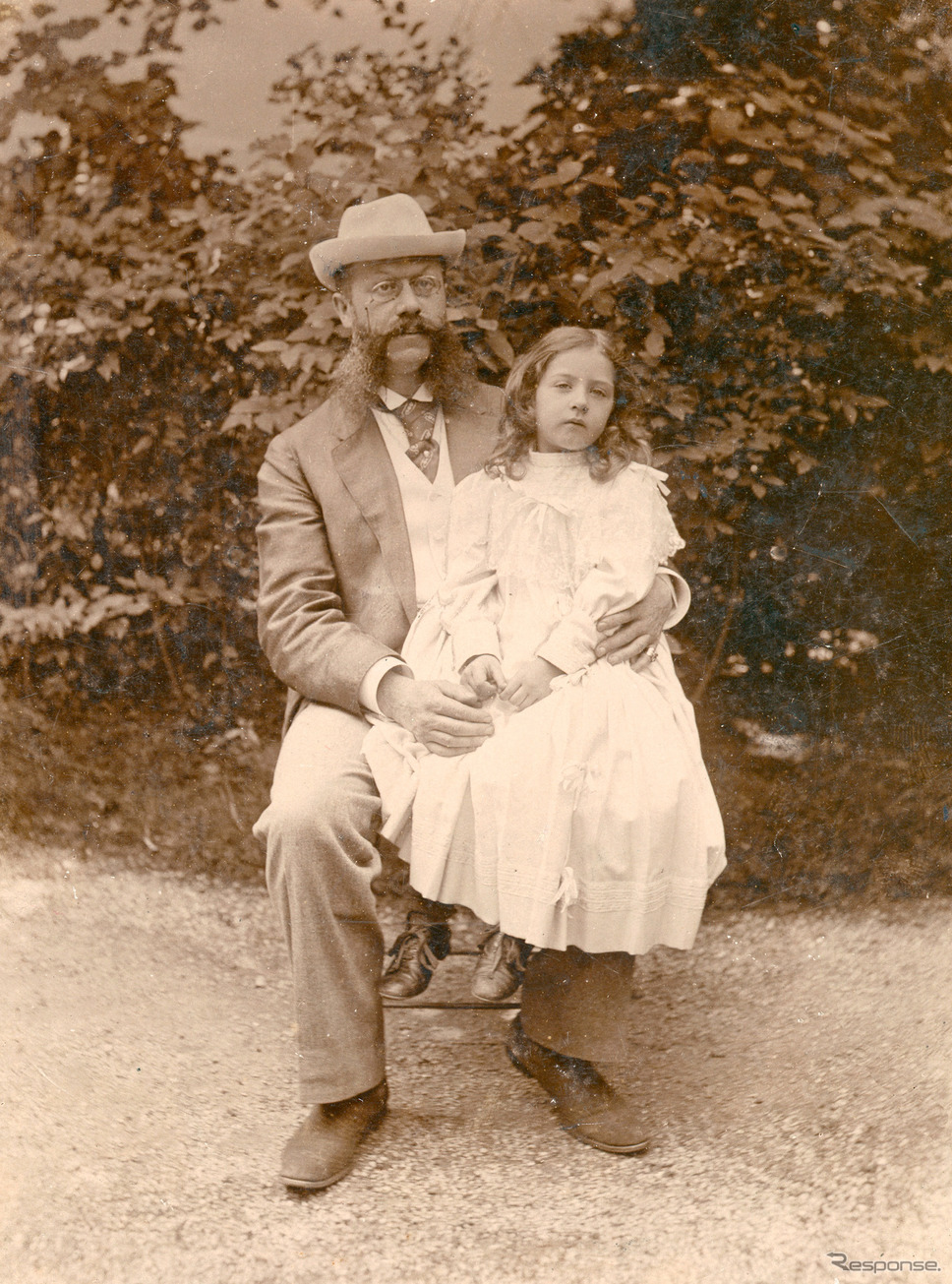 エミール・イェリネックと娘のメルセデス・イェリネック（1895年ごろ）《photo (c) Daimler》