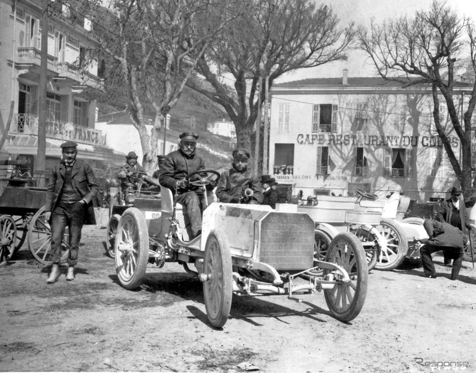 1901年3月29日、ニース週間でのニース〜ラ・テュルビー間ヒルクライムに勝利した後のアンリ・ド・ロチルド男爵所有のメルセデス35PS。運転席は、ダイムラーのエンジニア兼ドライバーのヴィルヘルム・ヴェアナー。のちにドイツ皇帝ヴィルヘルム2世の運転手となる。《photo (c) Daimler》