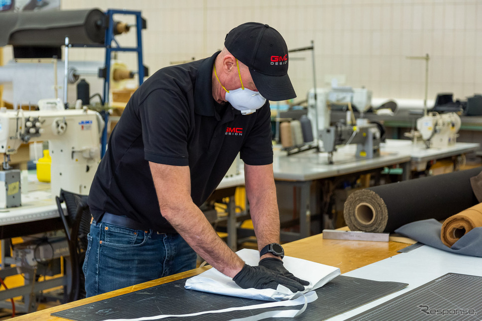 GMの米国工場の従業員が生産する防護服《photo by GM》