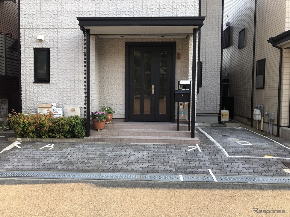 活用する駐車場イメージ。野外で「密閉」を防ぐことができる《画像:akippa》