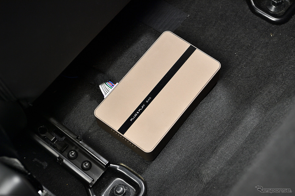 4chのパワーアンプと車室内の音響調整を行えるプロセッサーが一体化。小型なのでシート下にでも収まる《PHOTO:雪岡直樹》