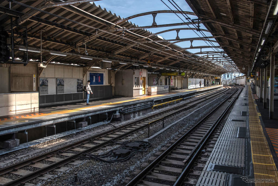 人気のないJR代々木駅(東京都)。《photo (c) Getty Images》