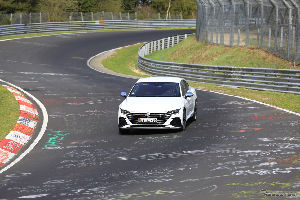 VW アルテオンR 開発車両(スクープ写真)《APOLLO NEWS SERVICE》