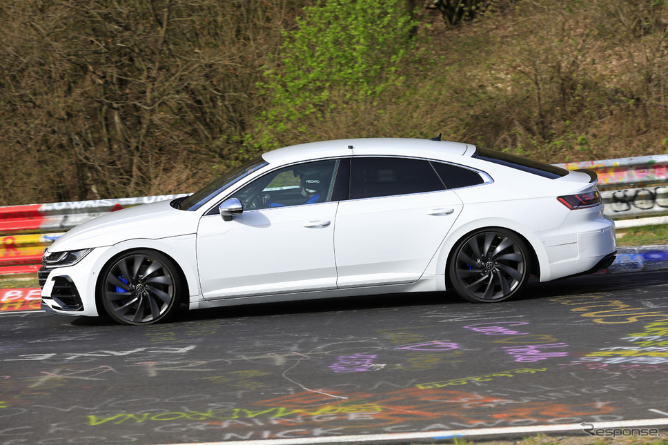 VW アルテオンR 開発車両(スクープ写真)《APOLLO NEWS SERVICE》