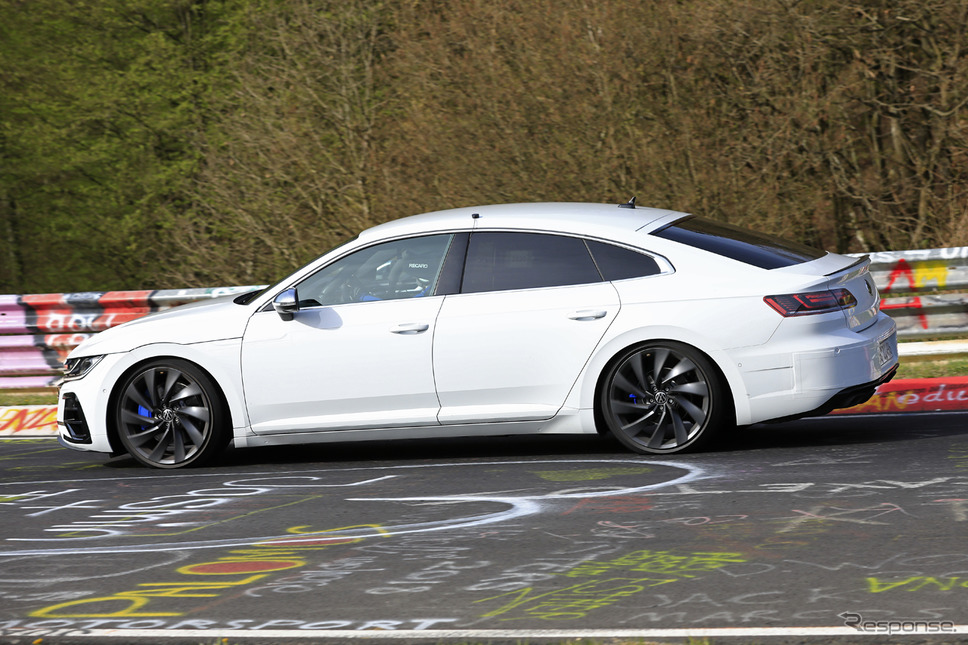 VW アルテオンR 開発車両(スクープ写真)《APOLLO NEWS SERVICE》