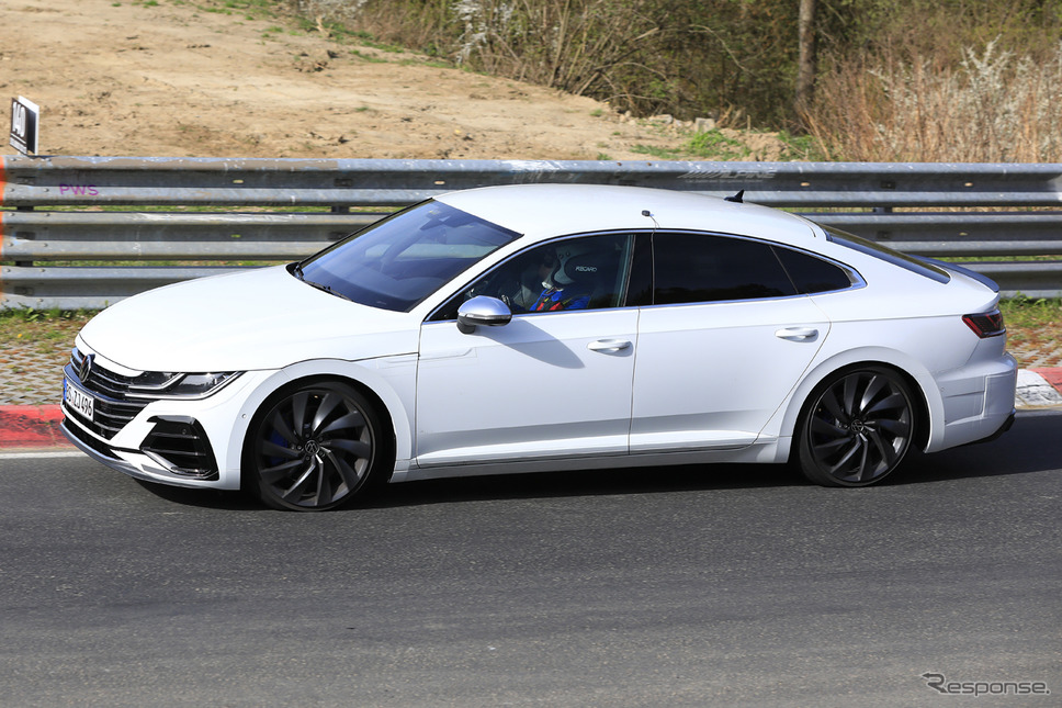 VW アルテオンR 開発車両(スクープ写真)《APOLLO NEWS SERVICE》