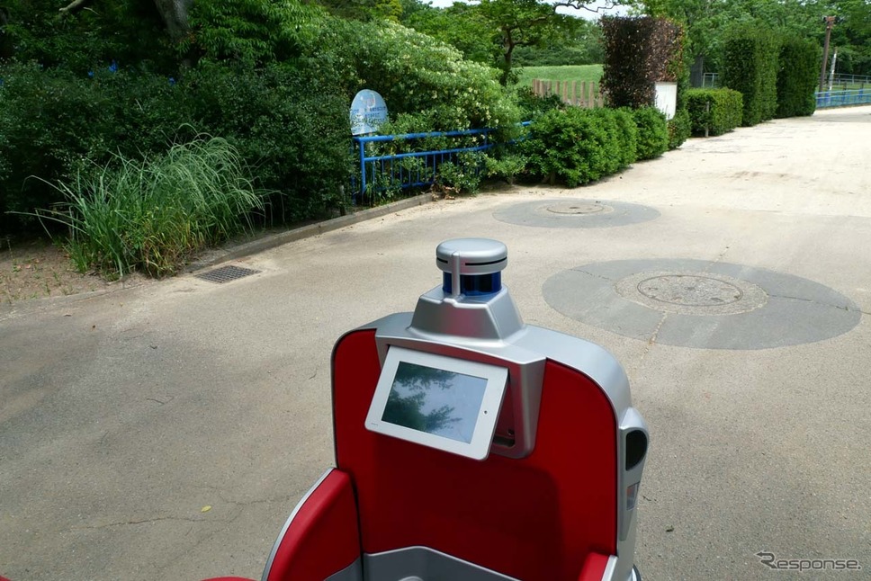 園内を周回する自動運転ロボ「ラクロ」 ※事前に撮影《写真 ZMP》