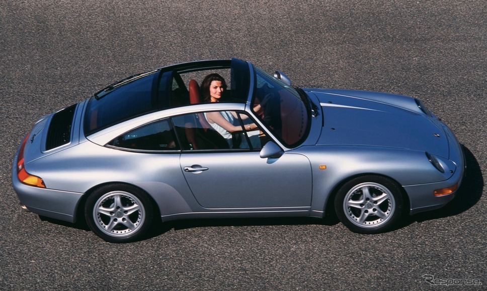 993型・911タルガ（1996年）。スライド式トップになってロールバーの存在感がなくなった。ドア上方、ルーフ左右のフレームは残るので、サンルーフと変わるところはあまりない。《photo by Porsche》