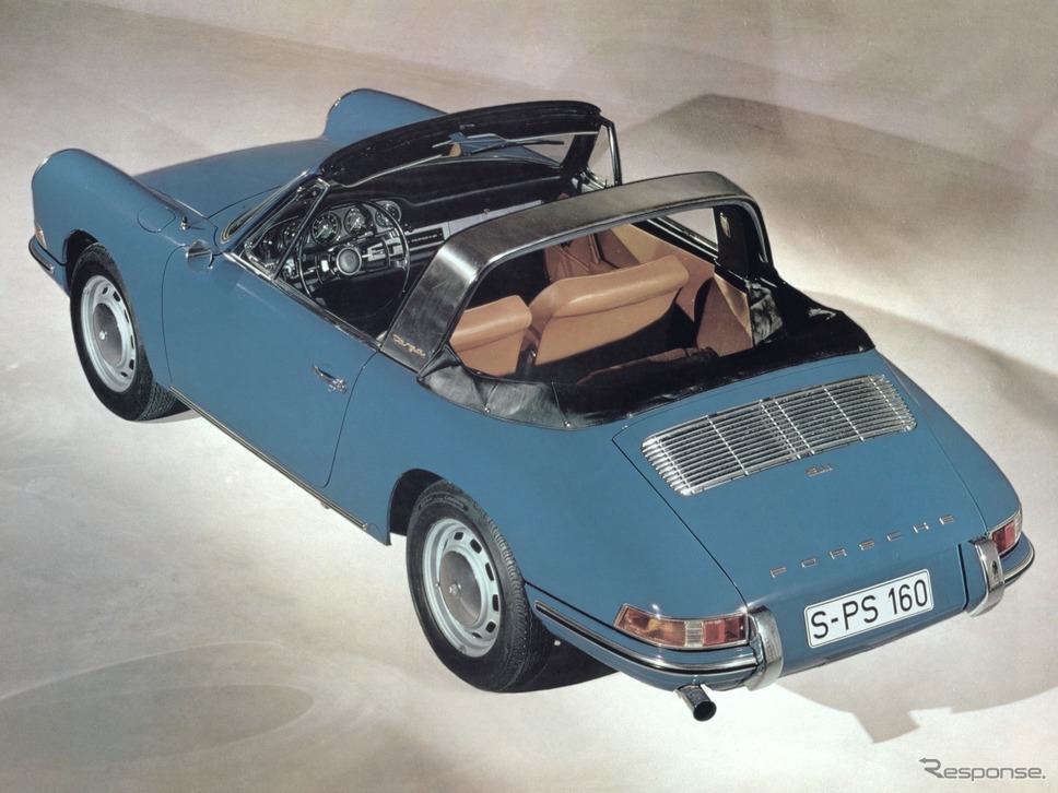 901型・911 2.0タルガ（1967年）。初期のタルガは、ルーフ後半とリアウインドウはソフトトップだ。ロールバーはステンレス製。《photo by Porsche》