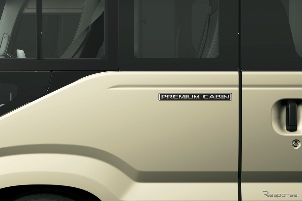 プレミアムキャビン専用ステッカー《画像:トヨタ自動車》