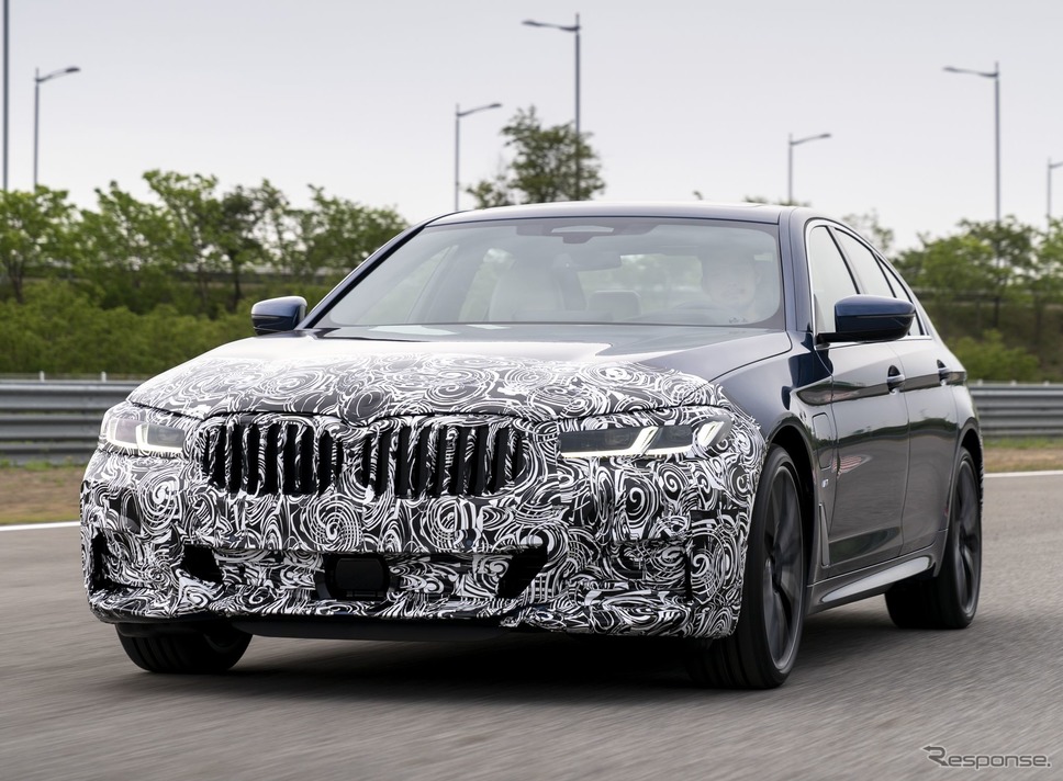 BMW 5シリーズ 改良新型の開発プロトタイプ《photo by BMW》