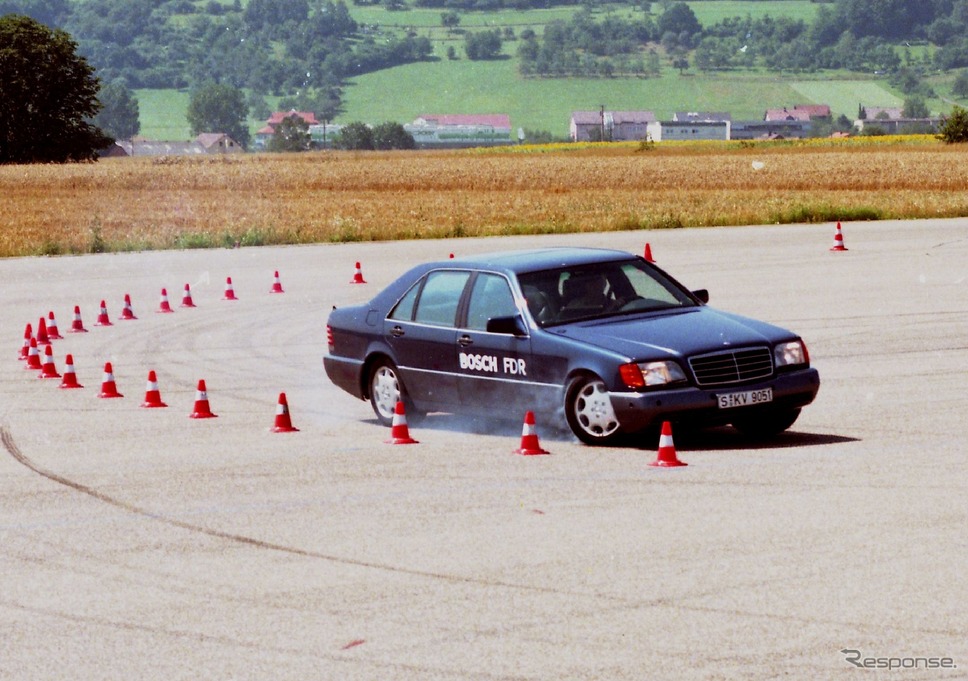 ボッシュのESCを最初に装備したメルセデスベンツSクラス（1995年）《photo by Bosch》