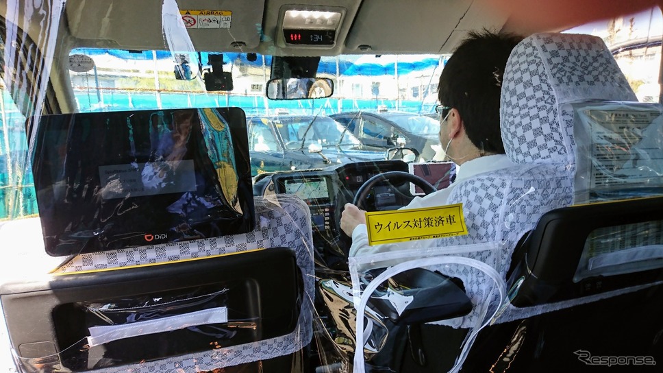 東京タクシーグループ：車内には間仕切りのビニールカーテンを設置《写真提供 DiDiモビリティジャパン》