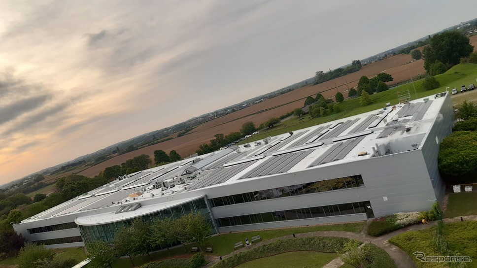 トヨタ・モーター・ヨーロッパのベルギー・ブリュッセル本社のトヨタアフターセールスセンターの屋上に設置された1400枚のソーラーパネル《photo by Toyota》