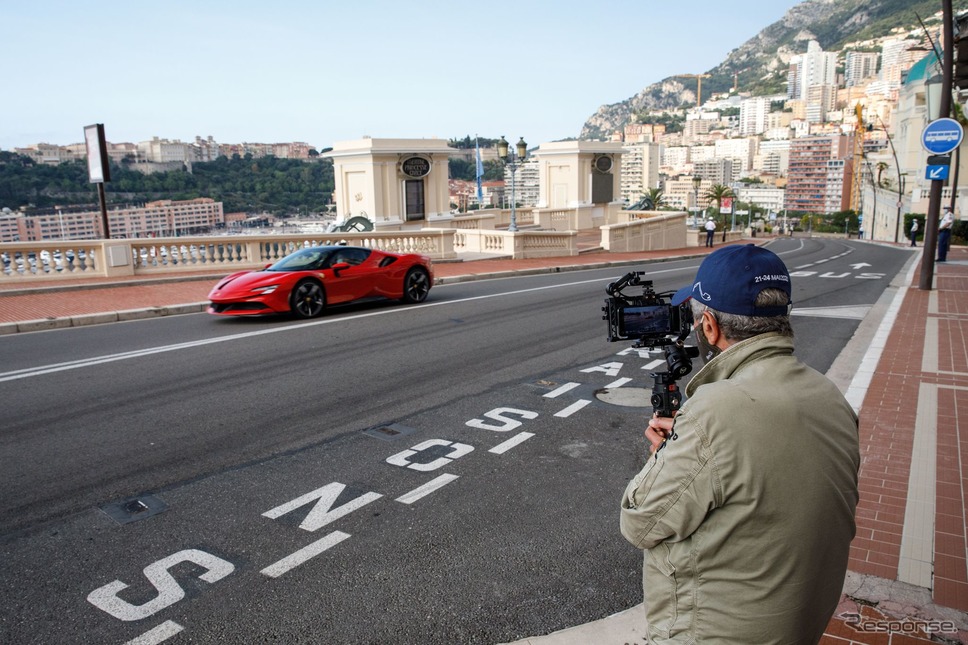 フェラーリ SF90 ストラダーレ を起用した短編映画『ル・グラン・ランデヴー』の撮影の様子《photo by Ferrari》
