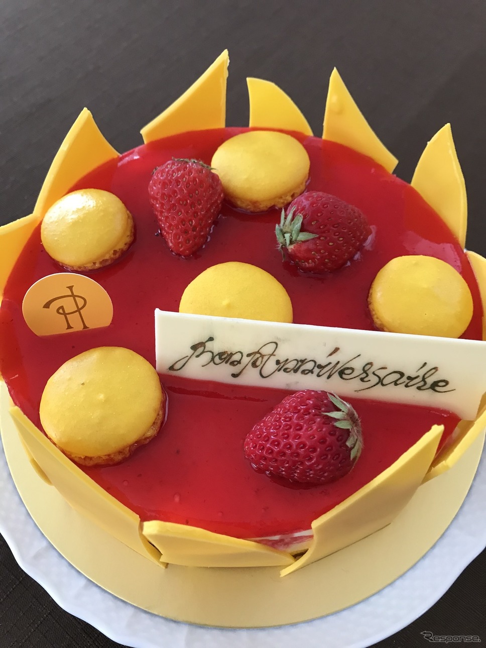 グループPSAジャパンがサービスする「おうちエルメ」で届いたケーキ《撮影 岩貞るみこ》