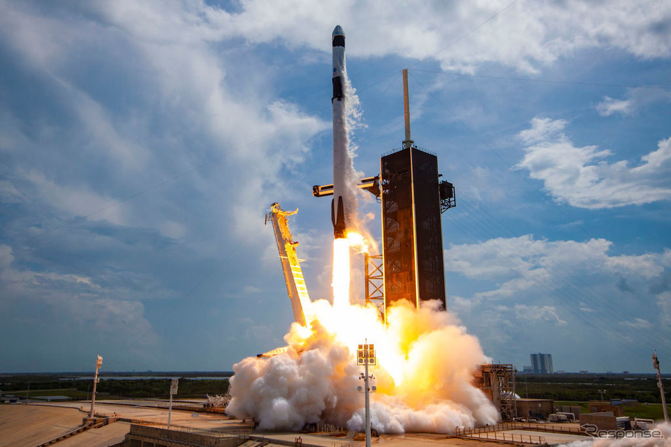 スペースXクルードラゴンの打ち上げ（5月30日、米ケープ・カナベラル）《Photo by SpaceX via Getty Images》