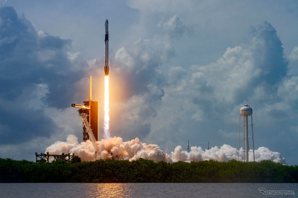スペースXクルードラゴンの打ち上げ（5月30日、米ケープ・カナベラル）《Photo by SpaceX via Getty Images》