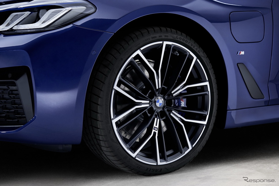BMW 5シリーズ・セダン 改良新型のPHV「530e」《photo by BMW》