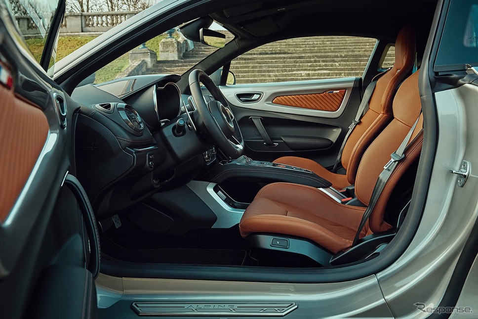 アルピーヌ A110 リネージ GT インテリア（日本仕様は右ハンドル）《画像：アルピーヌ・ジャポン》