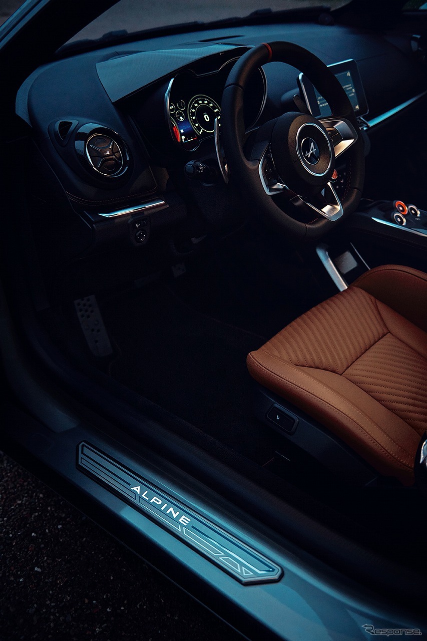 アルピーヌ A110 リネージ GT キッキングプレート（日本仕様は右ハンドル）《画像：アルピーヌ・ジャポン》