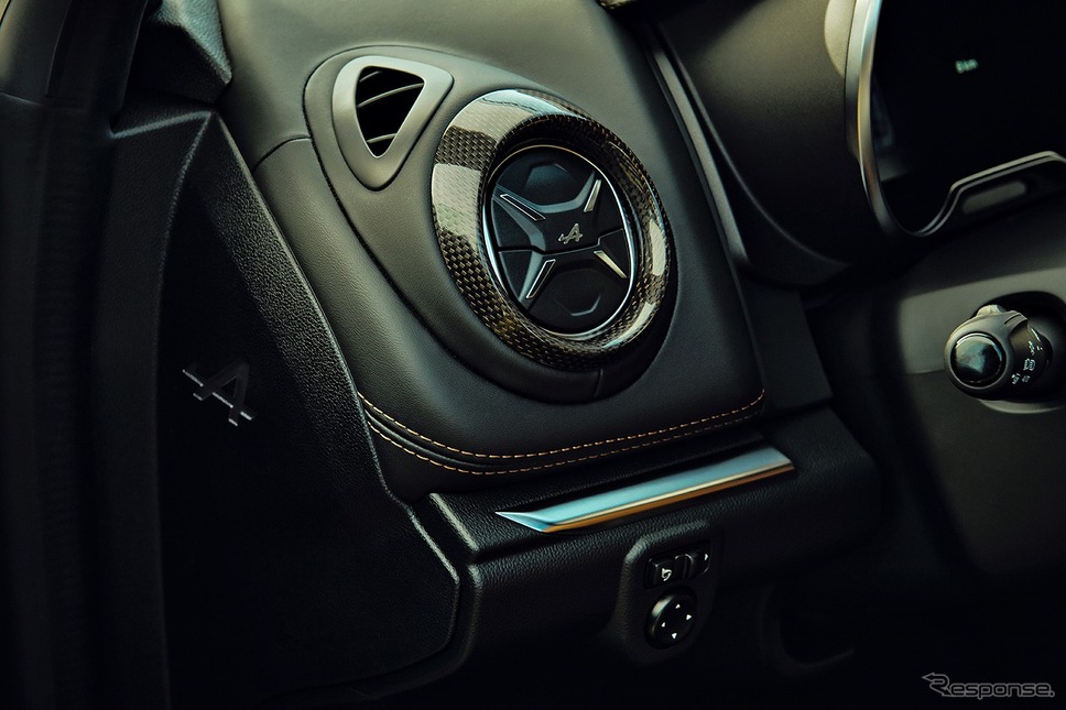 アルピーヌ A110 リネージ GT ブリリアントカーボン（銅色アウトライン入り）《画像：アルピーヌ・ジャポン》