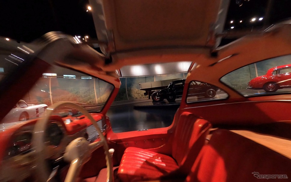 メルセデスベンツ博物館の館内をドローンで撮影した映像《photo by Mercedes-Benz》