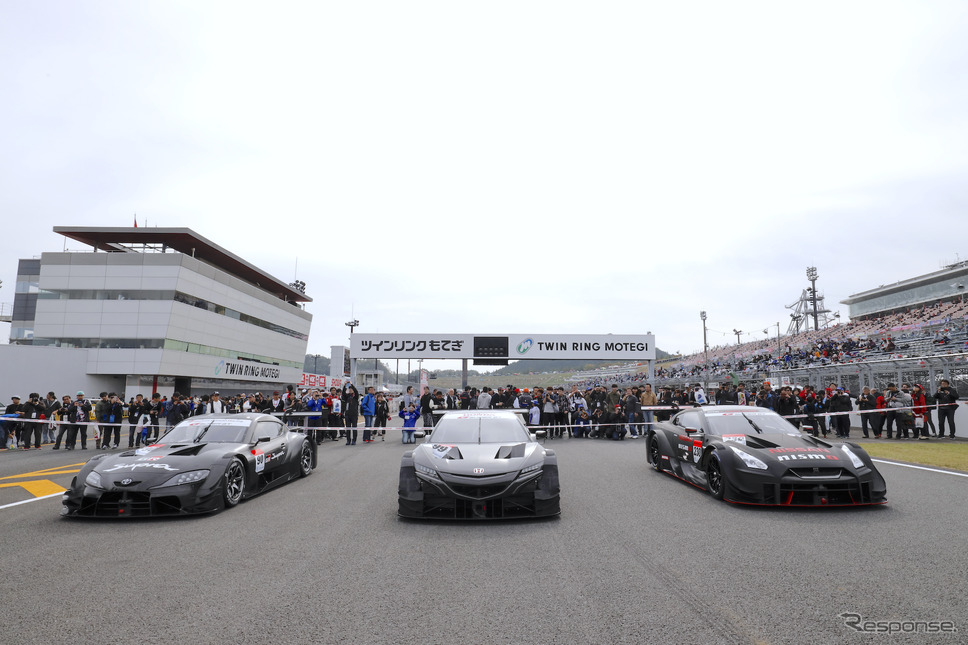 2020年型NSX-GT(中央。2019年第8戦・もてぎ大会)《写真提供 ホンダ》
