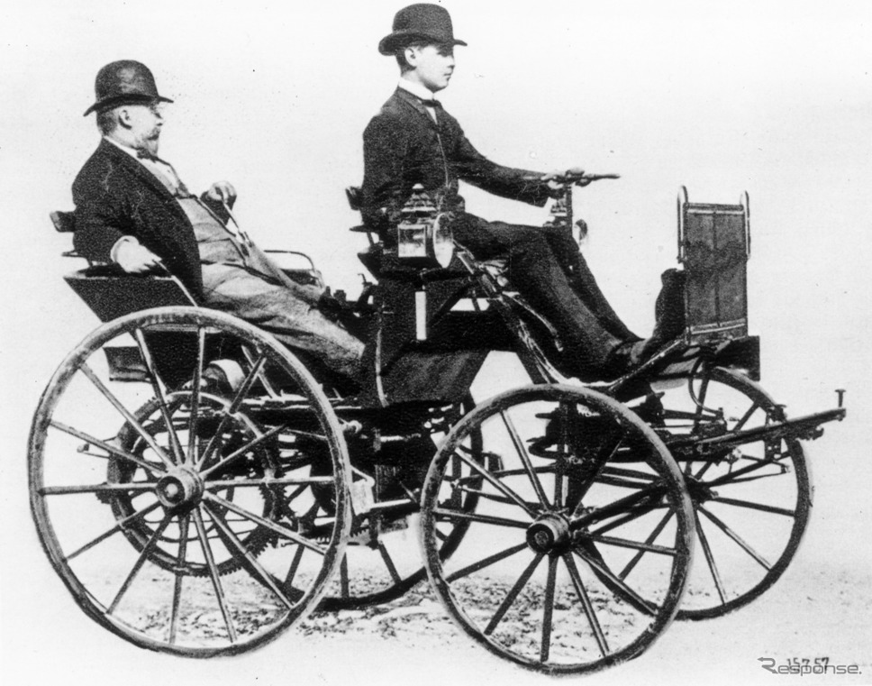 ダイムラー初期の4輪自動車（1886年）Photo by Hulton Archive/Getty Images/ゲッティイメージズ