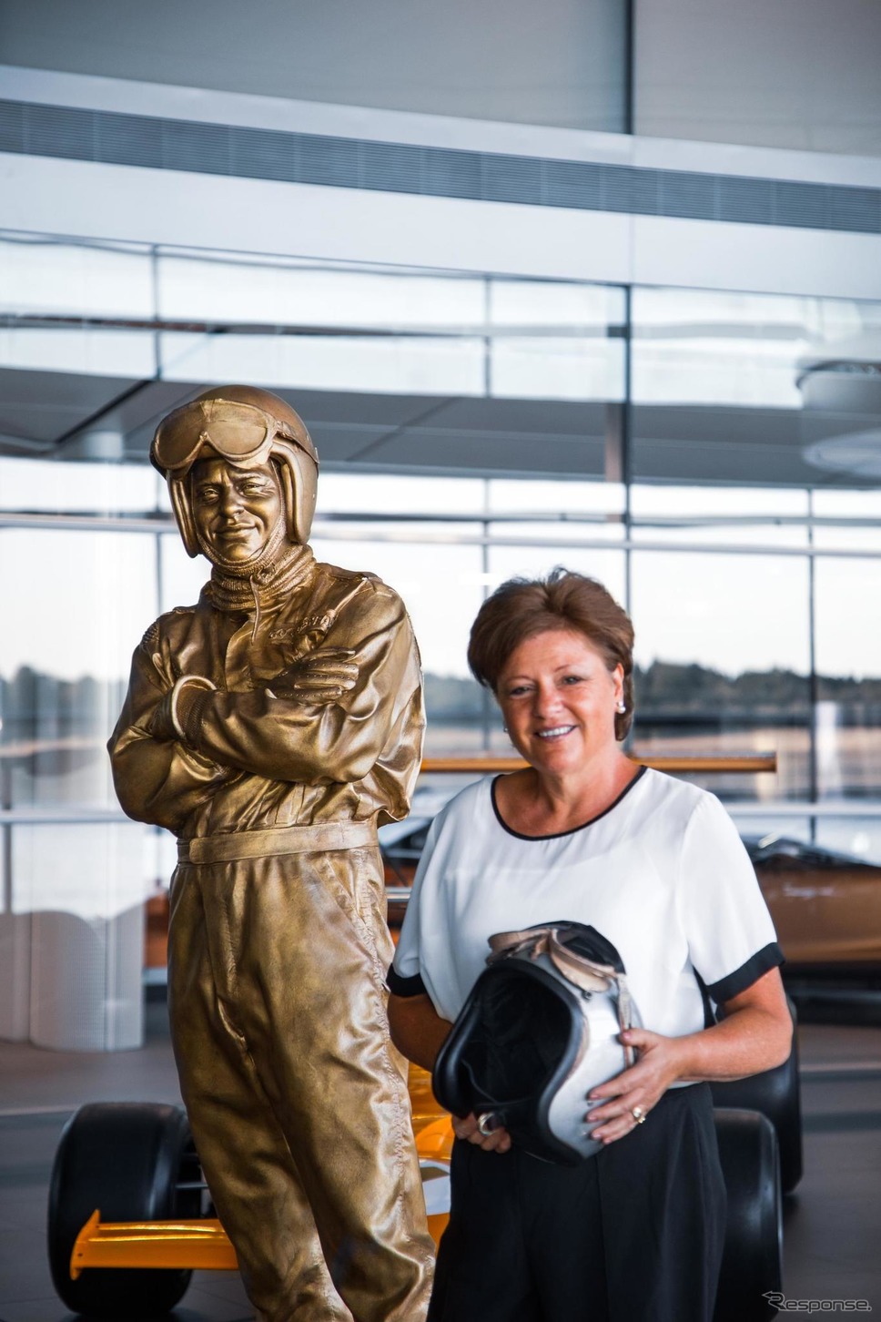 ブルース・マクラーレンの等身大の銅像と娘のアマンダ・マクラーレン氏《photo by Mclaren Automotive》