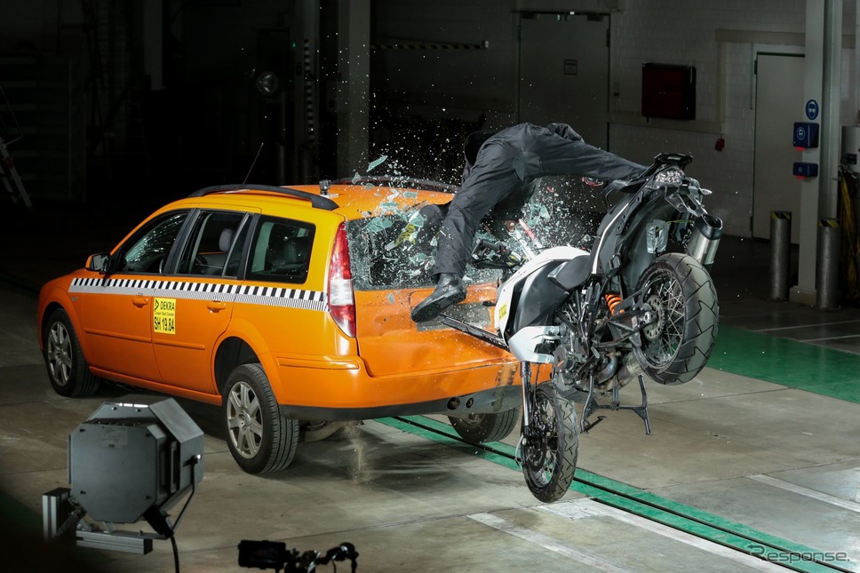 ボッシュの二輪車向け自動緊急通報システム「ヘルプコネクト」のテスト《photo by Bosch》