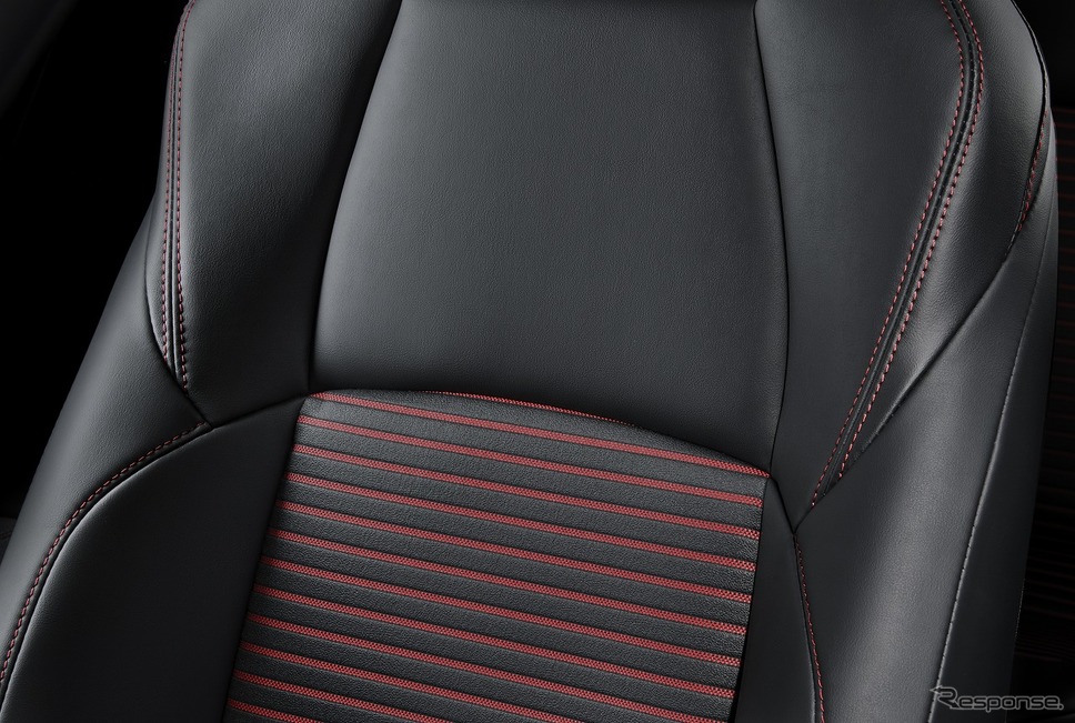 スポーティフロントシート(レザテック/レッドステッチ付)《画像:トヨタ自動車》