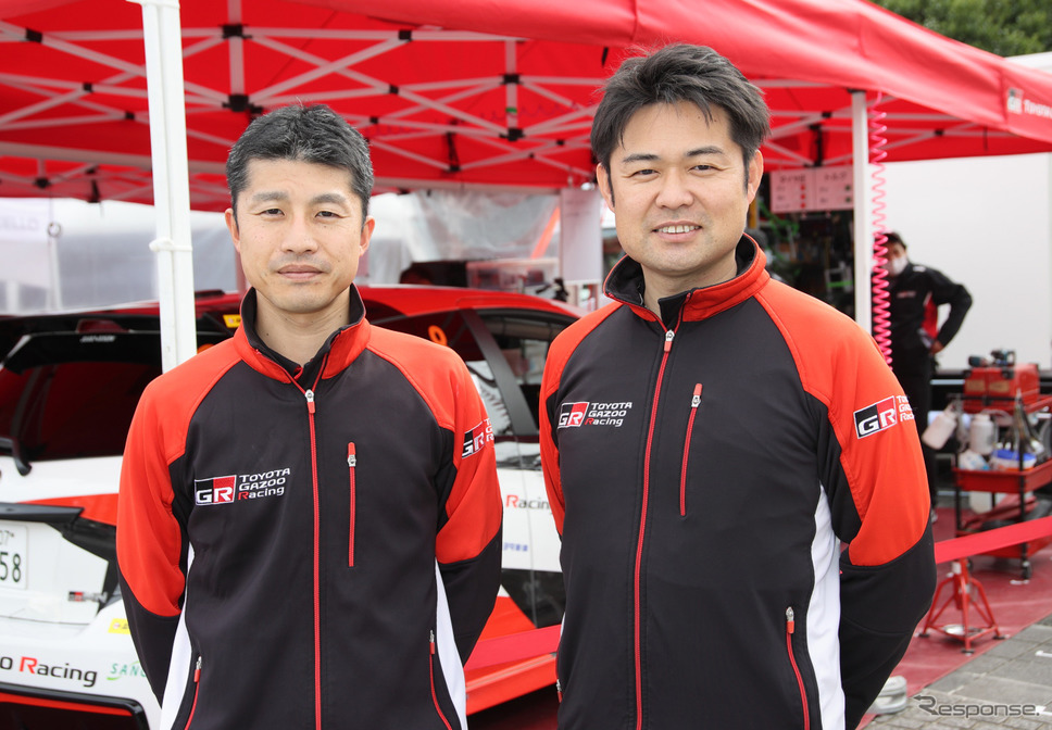 TOYOTA Gazoo Racingチーム安藤裕一さん（右）とドライバーの眞貝知志さん（左）