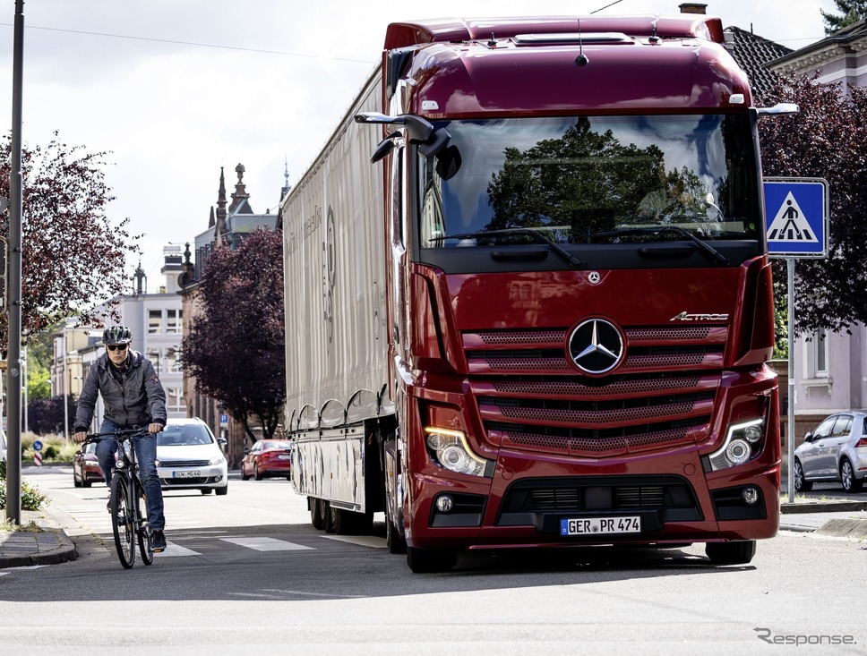 メルセデスベンツの巻き込み事故防止システム 大型商用車に後付け可能に 欧州 E燃費