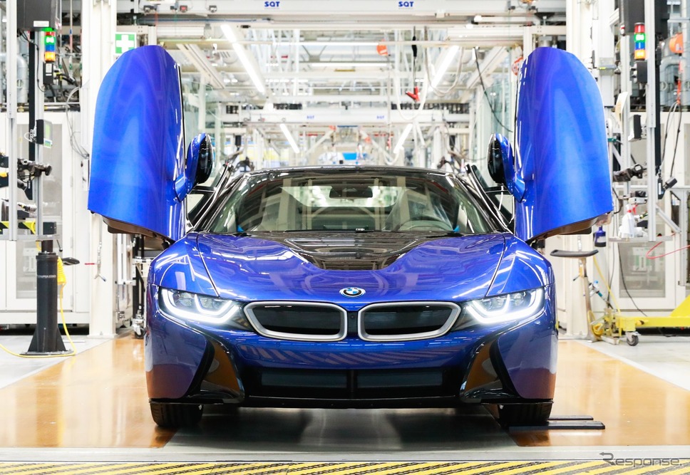 BMWグループのドイツ・ライプツィヒ工場からラインオフしたBMW i8 の最終モデル、i8 ロードスター《photo by BMW》