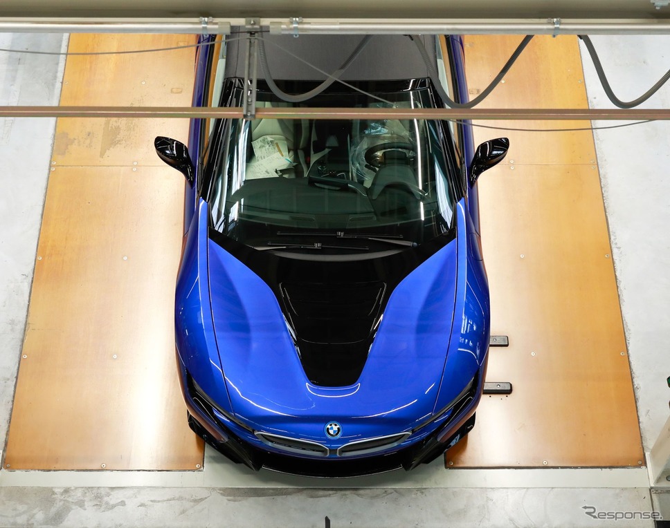 BMWグループのドイツ・ライプツィヒ工場からラインオフしたBMW i8 の最終モデル、i8 ロードスター《photo by BMW》