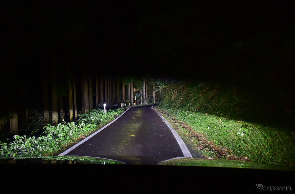 島根の山岳路を行く。ヘッドランプは明るいだけでなく照射範囲の広さ、照射ムラのなさ等々、満点という感じであった。さすがはロングツーリングの国の製品である。《撮影 井元康一郎》