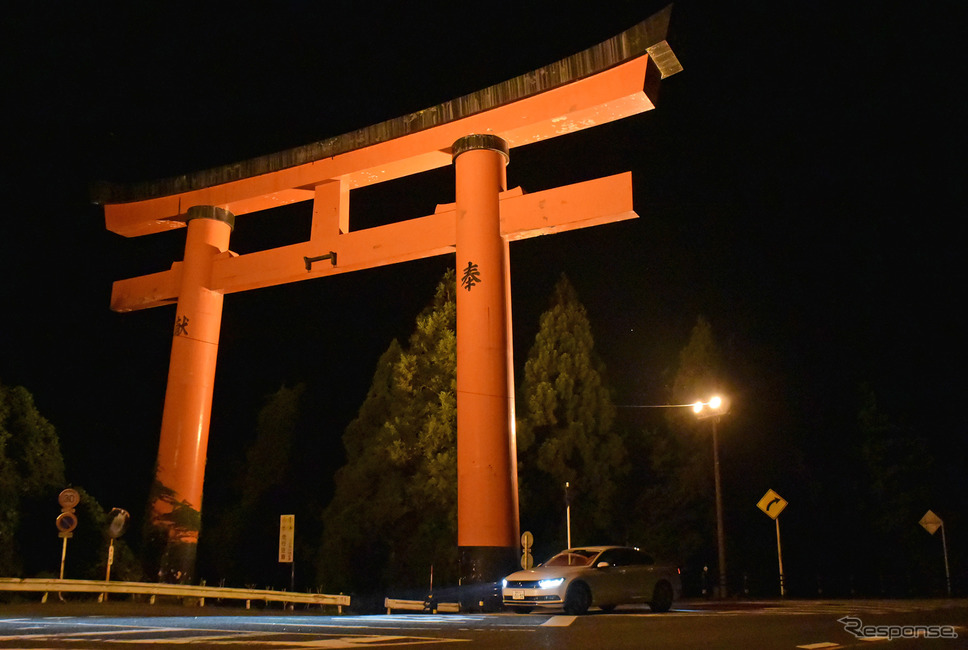 島根の古都、津和野の入り口の大鳥居をバックに記念撮影。《撮影 井元康一郎》