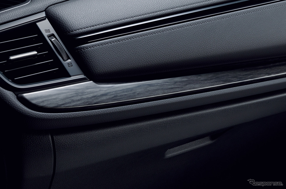 ホンダ CR-V ブラックエディション ドアオーナメントパネルをピアノブラック調塗装に変更《画像：本田技研工業》