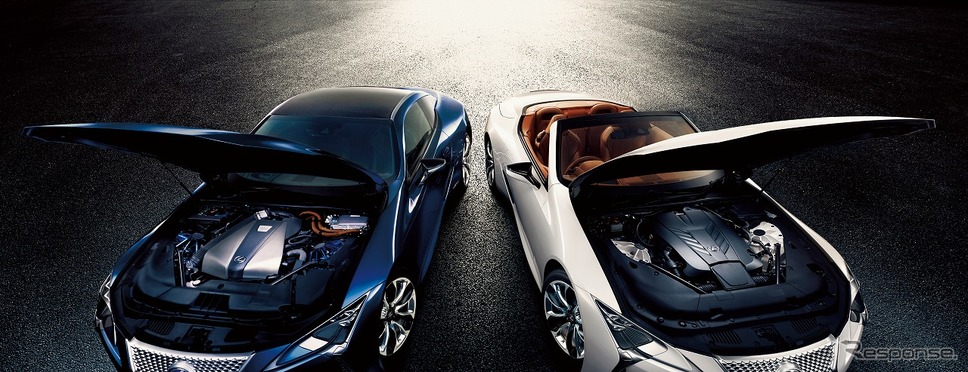 左：レクサス LC500h Sパッケージ（ディープブルーマイカ）、右：LC500コンバーチブル（ホワイトノーヴァガラスフレーク）《画像：トヨタ自動車》
