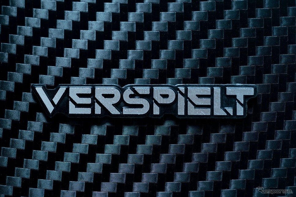 VERSPIELT製品には1つにつき1枚のアルミ製エンブレムプレートが付属《画像：SFI》