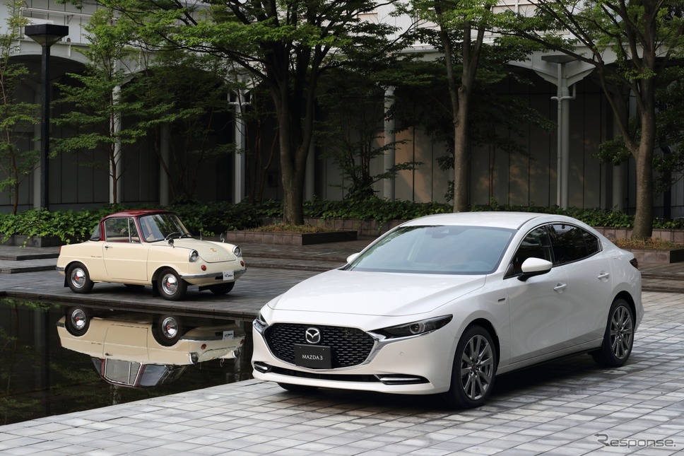 マツダ R360クーペ と マツダ2 100周年特別記念車《写真提供 マツダ》