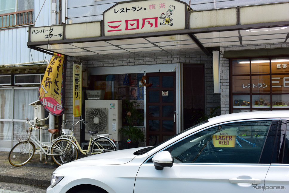 レストラン・喫茶三日月という昭和感むんむんなお店を見かけたので入ってみた。倉吉の人たちは周辺の都市と比べてもずいぶん陽気という印象を受けた。《撮影 井元康一郎》