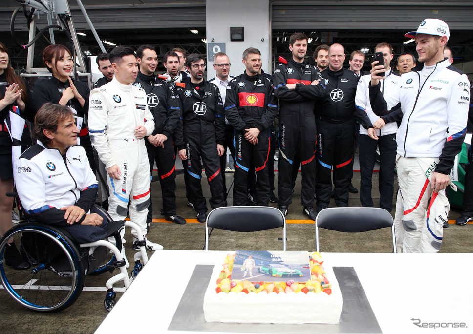 昨年11月、富士スピードウェイで開催された「SUPER GT×DTM特別交流戦」に参戦したときのアレックス・ザナルディ(左端手前)。《写真提供 BMW》