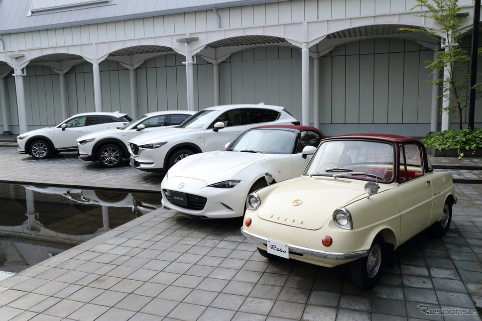 マツダ R360クーペ と 100周年特別記念車《写真提供 マツダ》