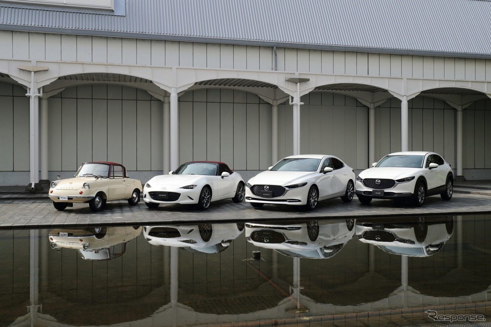 マツダ R360クーペ と 100周年特別記念車《写真提供 マツダ》